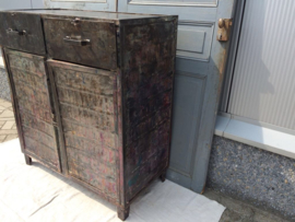 Oude industriële metalen kast