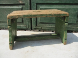 Brocante groen houten krukje