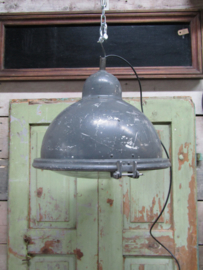 Industrial haninglamp with glass plate