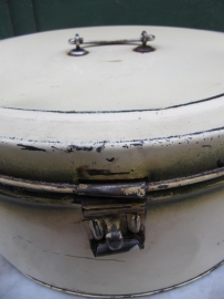 Old brocante round flan tin cream color