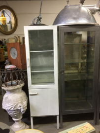 Oude gepolijste (apothekers) kast