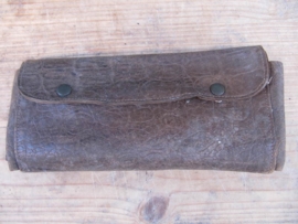 Oud lederen etui met inhoud