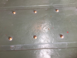 Oude grote metalen kist
