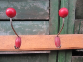 Frans kapstokje met 5 haken met rode bolletjes