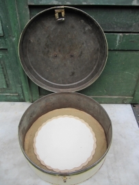Old brocante round flan tin cream color