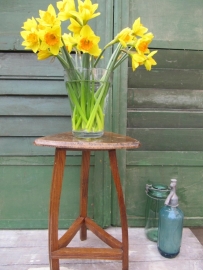 Brocante aardewerkschaal met blauw bloemmetjes motief