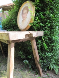 Oude brocante side table met dik blad