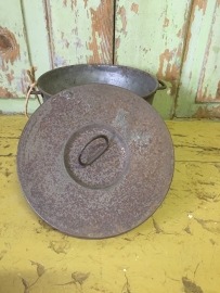 Oud metalen bakje