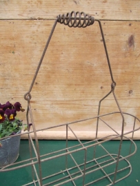 Oud brocante Frans metalen flessenrek voor 4 flessen.