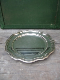 Brocante ronde geschulpte verzilverde schaal.