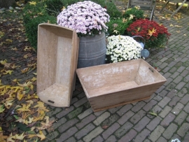 Decoratieve houten voeder- of deegbak uit Frankrijk.