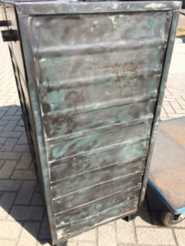 Oude industriële metalen kast