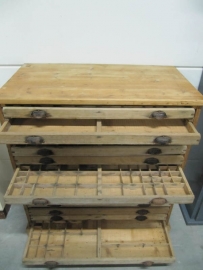 Oude houten (letter) ladenkast