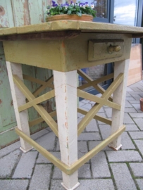 Brocant tafeltje met lade