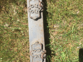 Oude lange metalen kapstok met cijfers