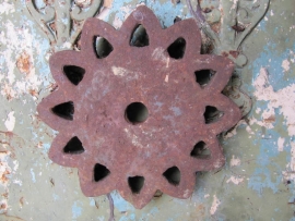 Antiek gietijzeren muuranker model Zonnetje