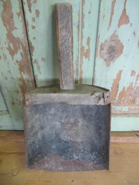 Old big groceries scoop