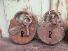 Groot oud gebruikt Douane hangslot met sleutel