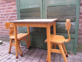 Brocante rectangular wooden children's school table + 2 chairs