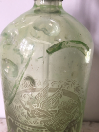 Antieke groene spuitfles met opdruk
