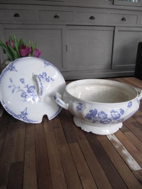 Gave tureen Maestrichts pottery series Nemone
