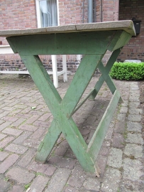 Oude houten tafel met kruis poten