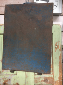 Oude metalen kist met vakken