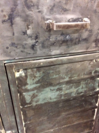 Oude industriële metalen kast