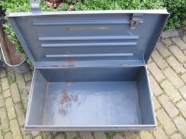 Brocante metalen grijze kist