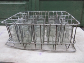 Oude brocante krat met 20 yoghurtpotjes