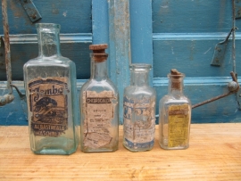 Set van 4 oude apotheekflesjes met etiket