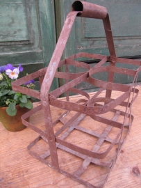 Oud metalen flessenrek