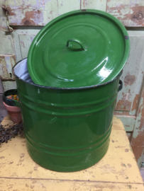 Grote groene emaille ketel met deksel
