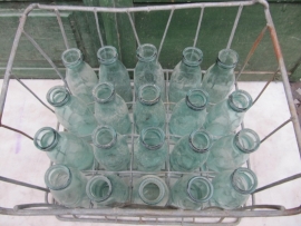 Oude brocante krat met 20 melk flessen van 1/2 liter hoog model met label
