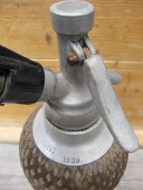Brocante spuitfles met mooi stof/gaas uit 1930
