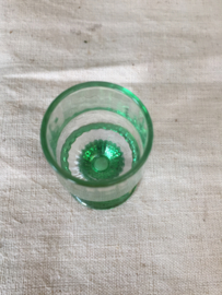 Oud glaasje op groene voet