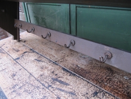 Mooie oude brocante Franse bruine regaal met 2 legplanken