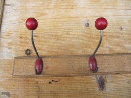 Frans kapstokje met 5 haken met rode bolletjes
