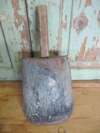 Old big groceries scoop