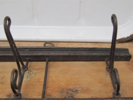 Mooi hardhouten brocante kapstokje met vier haken.
