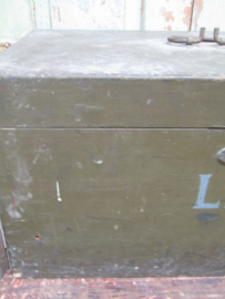 Oude kist met initialen LM