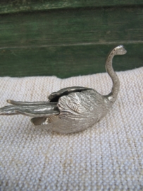 Brocante zilverkleurige zwaan met cocktail prikkers