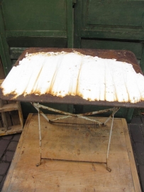 Antiek metalen klaptafeltje