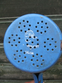 Brocante blauwe emaille vergiet met steel