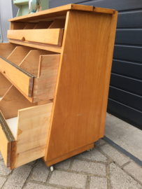 Vintage houten kast op wielen