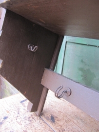 Mooie oude brocante Franse bruine regaal met 2 legplanken