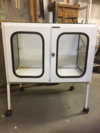 Oude metalen vitrine / apothekers kast