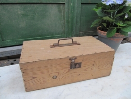Mooie Franse houten kist met leuke sluiting