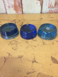 Oude blauwe glazen onderzetters