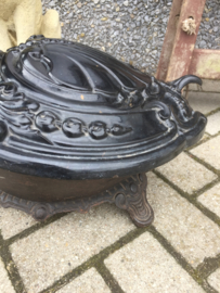 Oude gietijzeren kolenkit